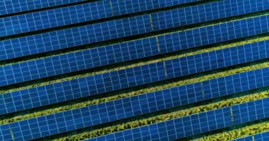 Hava görünümünde güneş panelleri