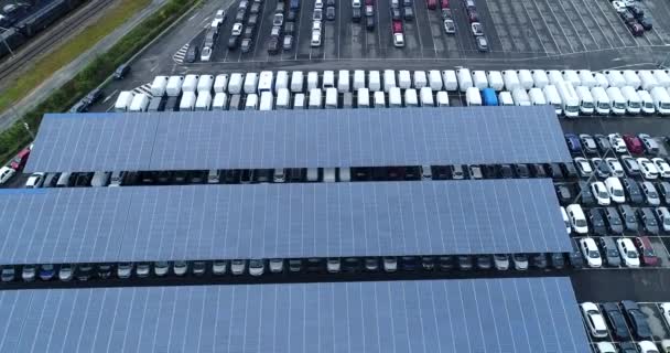 Luchtfoto Van Een Parkeerplaats Met Zonnepanelen — Stockvideo