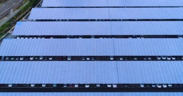 Luftaufnahme Eines Parkhauses Mit Solarzellen — Stockvideo
