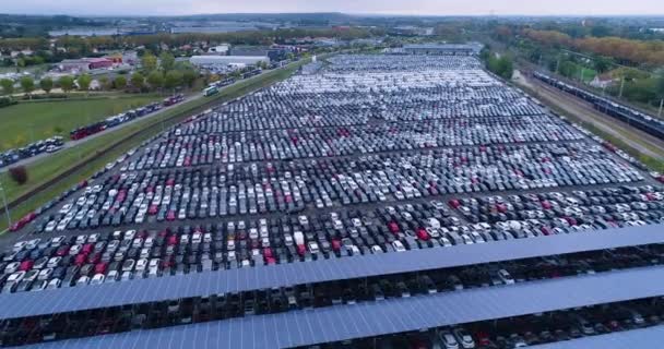 太陽電池パネルと駐車場の空中を表示 — ストック動画