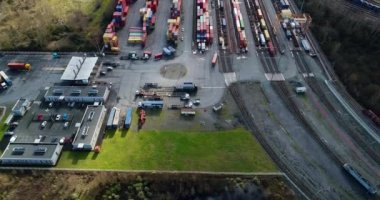 Navlun tren ve hava görünümünü kaplarda ile İstasyonu