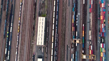 Navlun tren ve hava görünümünü kaplarda ile İstasyonu