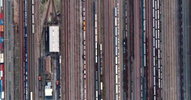 Navlun tren ve hava görünümünü kaplarda ile İstasyonu