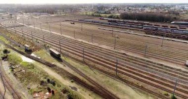 Navlun tren ve hava görünümünü kaplarda ile İstasyonu