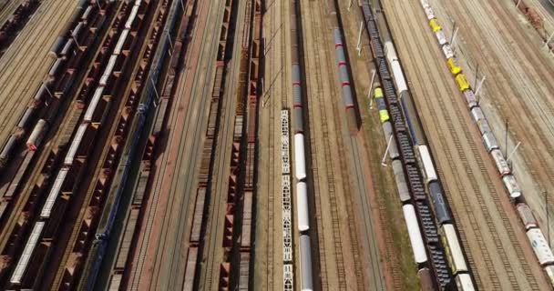 gare avec trains de marchandises et conteneurs en vue aérienne 