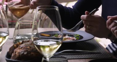 bir restoranda öğle yemeği