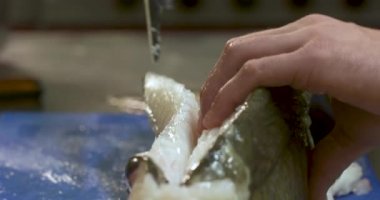 Balık (cod) harika bir şef tarafından kesilmiş.