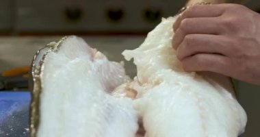 Balık (cod) harika bir şef tarafından kesilmiş.