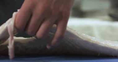 Balık (cod) harika bir şef tarafından kesilmiş.