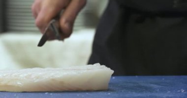 Balık (cod) harika bir şef tarafından kesilmiş.