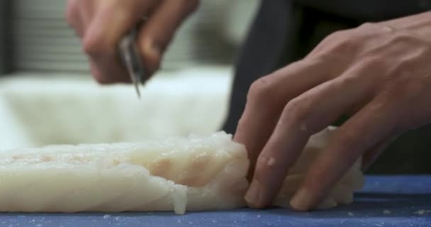 Vis Kabeljauw Gesneden Door Een Grote Chef Kok — Stockvideo