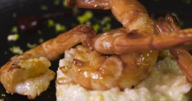 bir gurme restoranda karides risotto