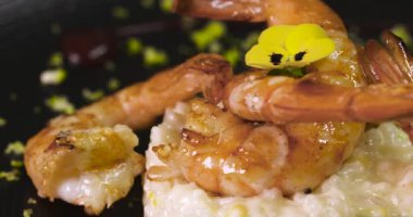 bir gurme restoranda karides risotto