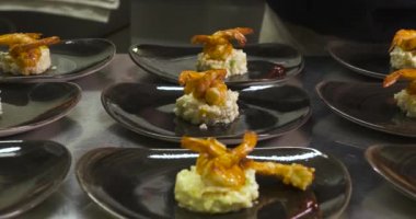 bir gurme restoranda karides risotto