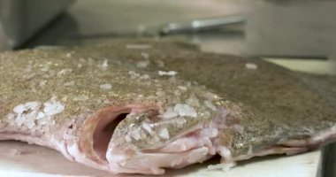 Balık (kalkan) harika bir şef tarafından kesilmiş.