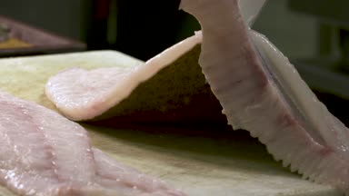 Balık (kalkan) harika bir şef tarafından kesilmiş.