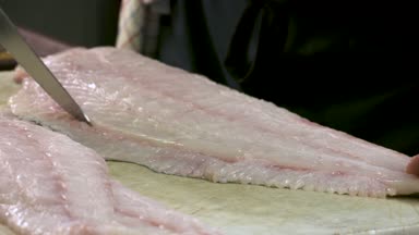 Balık (kalkan) harika bir şef tarafından kesilmiş.