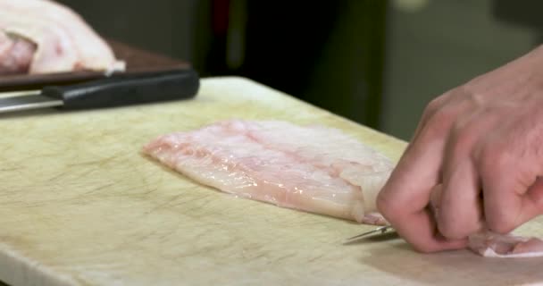 Fisch Geschnitten Steinbutt Von Einem Großen Koch — Stockvideo