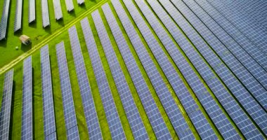 Hava görünümünde güneş panelleri