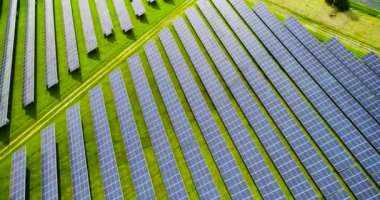 Hava görünümünde güneş panelleri