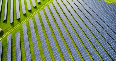 Hava görünümünde güneş panelleri