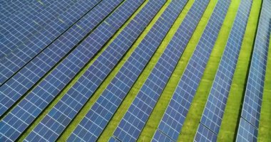 Hava görünümünde güneş panelleri