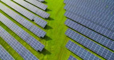 Hava görünümünde güneş panelleri