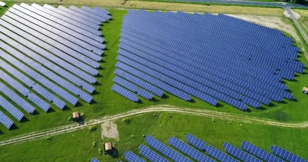 Paneles Solares Vista Aérea — Vídeos de Stock