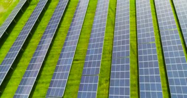 Hava görünümünde güneş panelleri