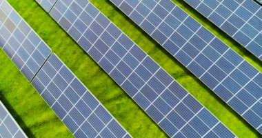 Hava görünümünde güneş panelleri