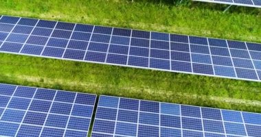 Hava görünümünde güneş panelleri