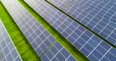 Hava görünümünde güneş panelleri