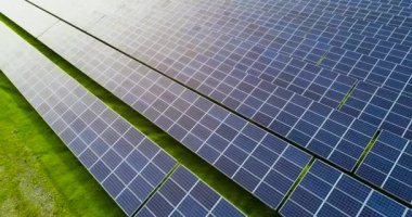 Hava görünümünde güneş panelleri