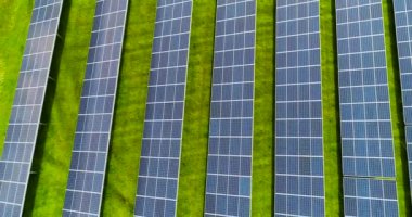 Hava görünümünde güneş panelleri