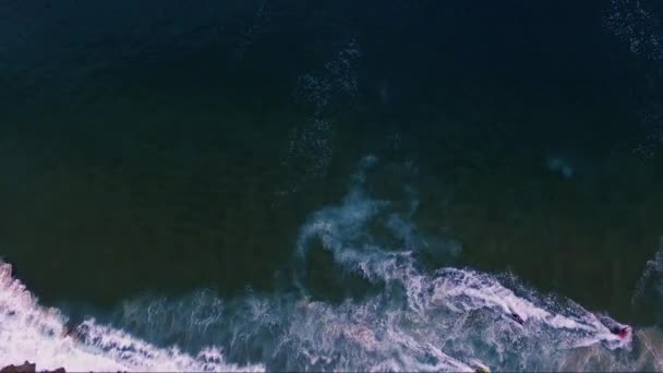 Hombres Haciendo Jet Ski Las Olas — Vídeo de stock