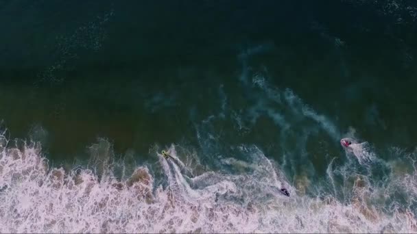 Άνδρες Κάνουν Τζετ Σκι Στα Κύματα — Αρχείο Βίντεο