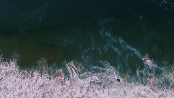 Homens Fazendo Jet Ski Nas Ondas — Vídeo de Stock