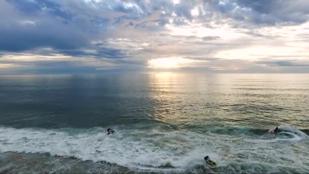 Hombres Haciendo Jet Ski Las Olas — Vídeo de stock