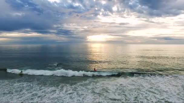 Homens Fazendo Jet Ski Nas Ondas — Vídeo de Stock