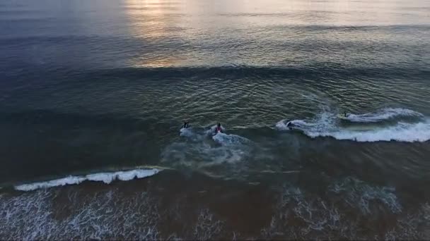 Homens Fazendo Jet Ski Nas Ondas — Vídeo de Stock