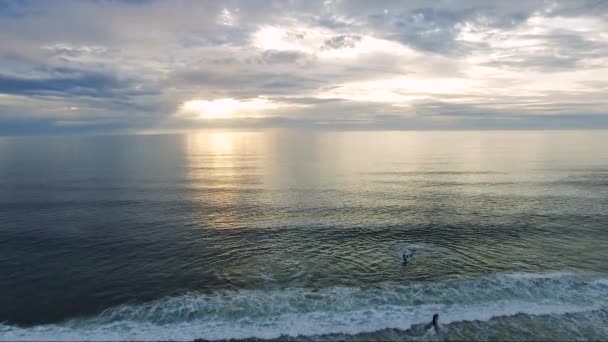 Hommes Faisant Jet Ski Dans Les Vagues — Video