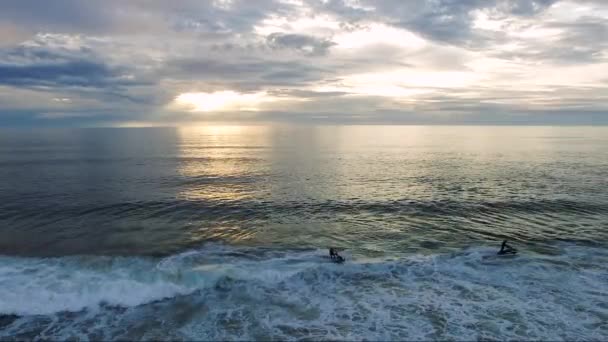 Άνδρες Κάνουν Τζετ Σκι Στα Κύματα — Αρχείο Βίντεο