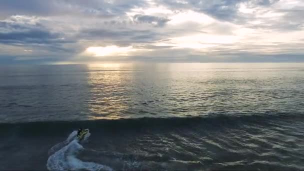 在海浪中做喷气滑雪的男人 — 图库视频影像