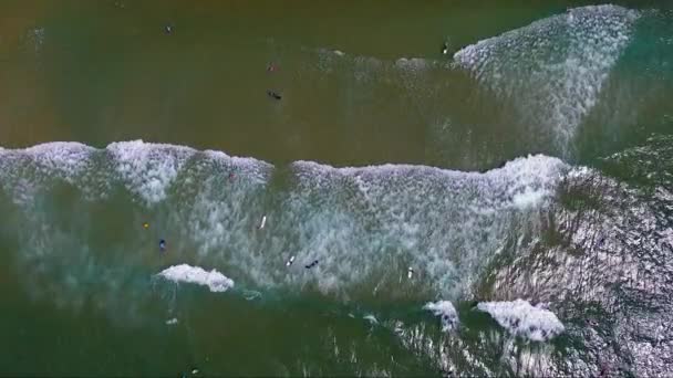 surfer sur l'océan Atlantique, France 