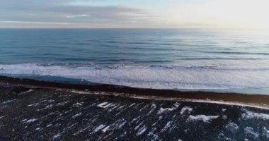 Karlı kıyı ve soğuk deniz manzaralı deniz manzaralı İzlanda.