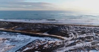 Karlı kıyı ve soğuk deniz manzaralı deniz manzaralı İzlanda.