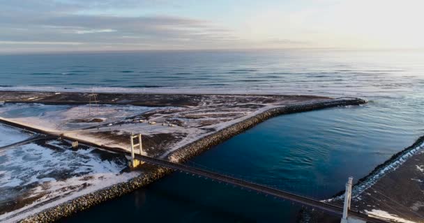 Letecký Pohled Most Přes Zamrzlou Řeku Island — Stock video