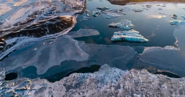 氷結したアイスランドの川に架かる橋の空中ビュー — ストック動画