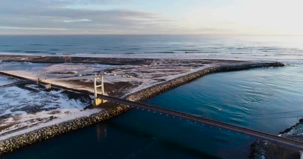 Luchtfoto Van Brug Bevroren Rivier Ijsland — Stockvideo