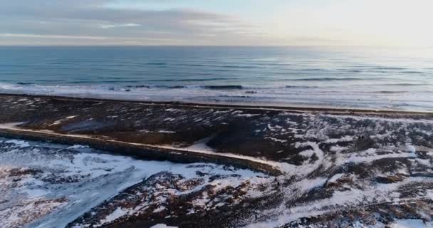 Krajobraz Morski Zaśnieżonym Brzegiem Zimnym Morzem Islandia Widok Góry — Wideo stockowe